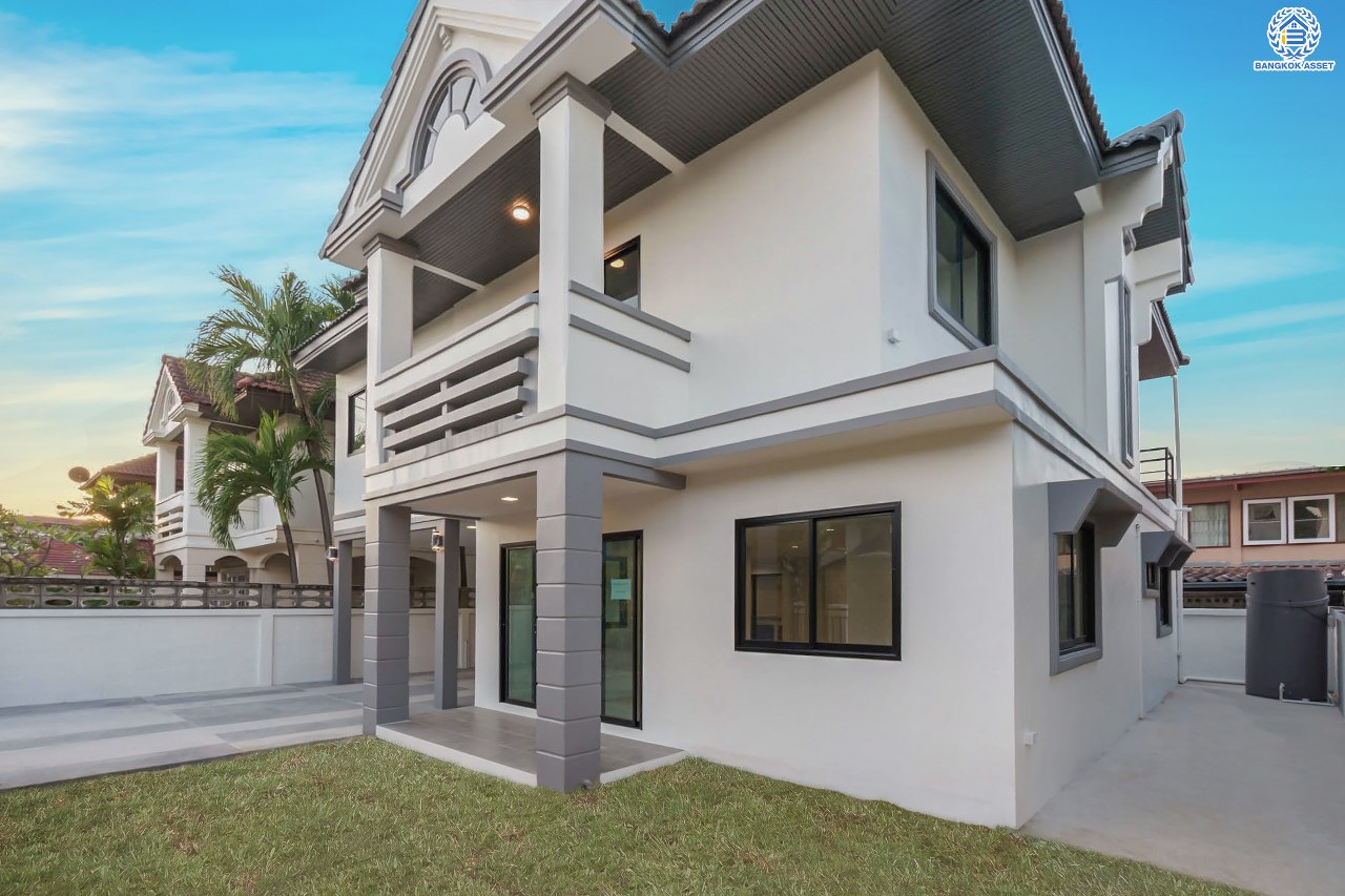 บ้านมือสองตกแต่งใหม่ โครงการ พลับพลาวิลล่า บรมราชชนนี หลังใหญ่พิเศษพร้อมอยู่ เนื้อที่ 57 ตร.ว. ดีไซน์สวย ฟังก์ชัน 4 ห้องนอน 3 ห้องน้ำ 2 ที่จอดรถ บนทำเลเดินทางสะดวก เชื่อมต่อหลายเส้นทาง ใกล้เซ็นทรัลปิ่นเกล้า จุดขึ้นทางด่วน "ศรีรัช" และเพียง 10 นาทีถึงMRT "สถานีไฟฉาย"